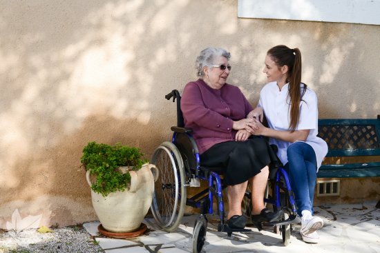 Atención a ancianos y dependientes